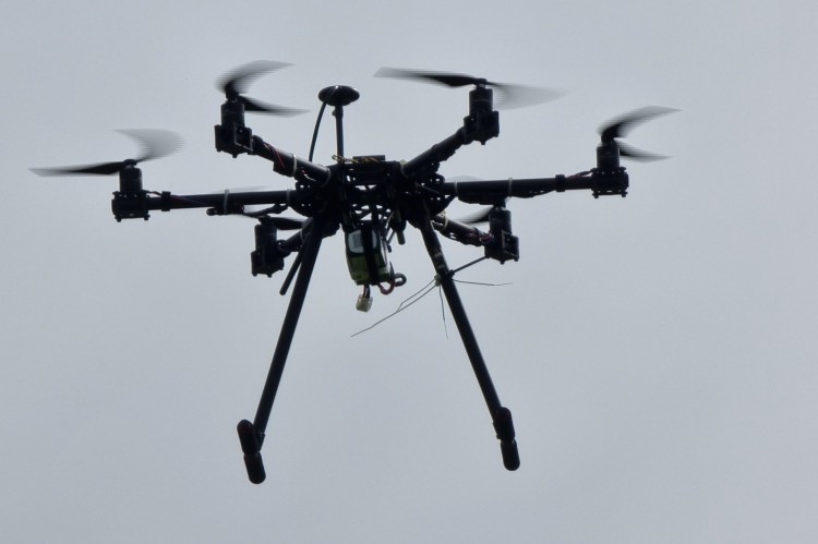 Egenbygget seksrotors drone baseret på PX4 i luften